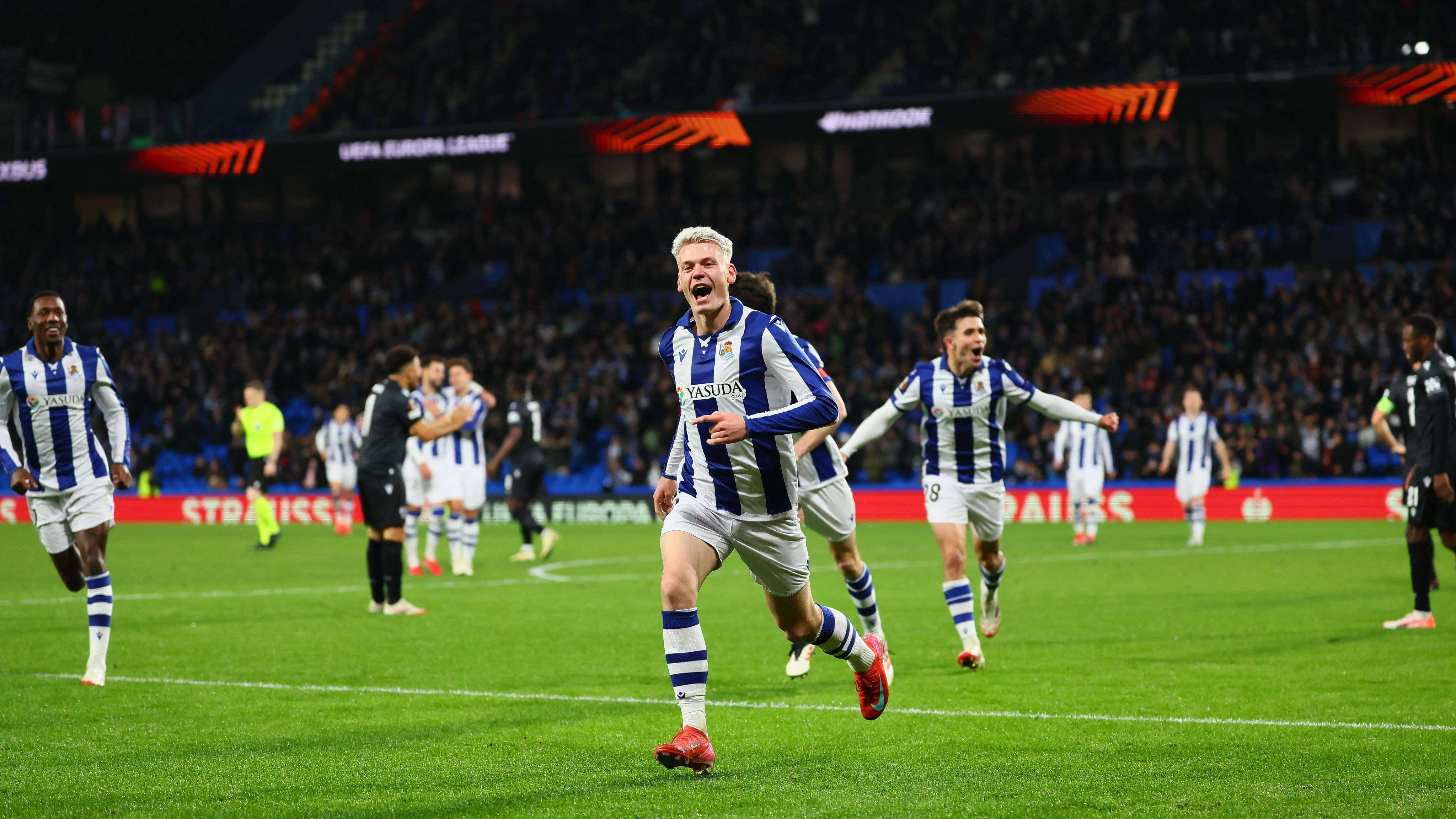 Oskarsson celebra uno de sus goles en el Real Sociedad-PAOK (FOTO: Cordón Press).