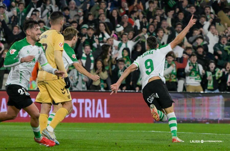 Arana celebra uno de sus goles al Málaga. (Foto: LALIGA)