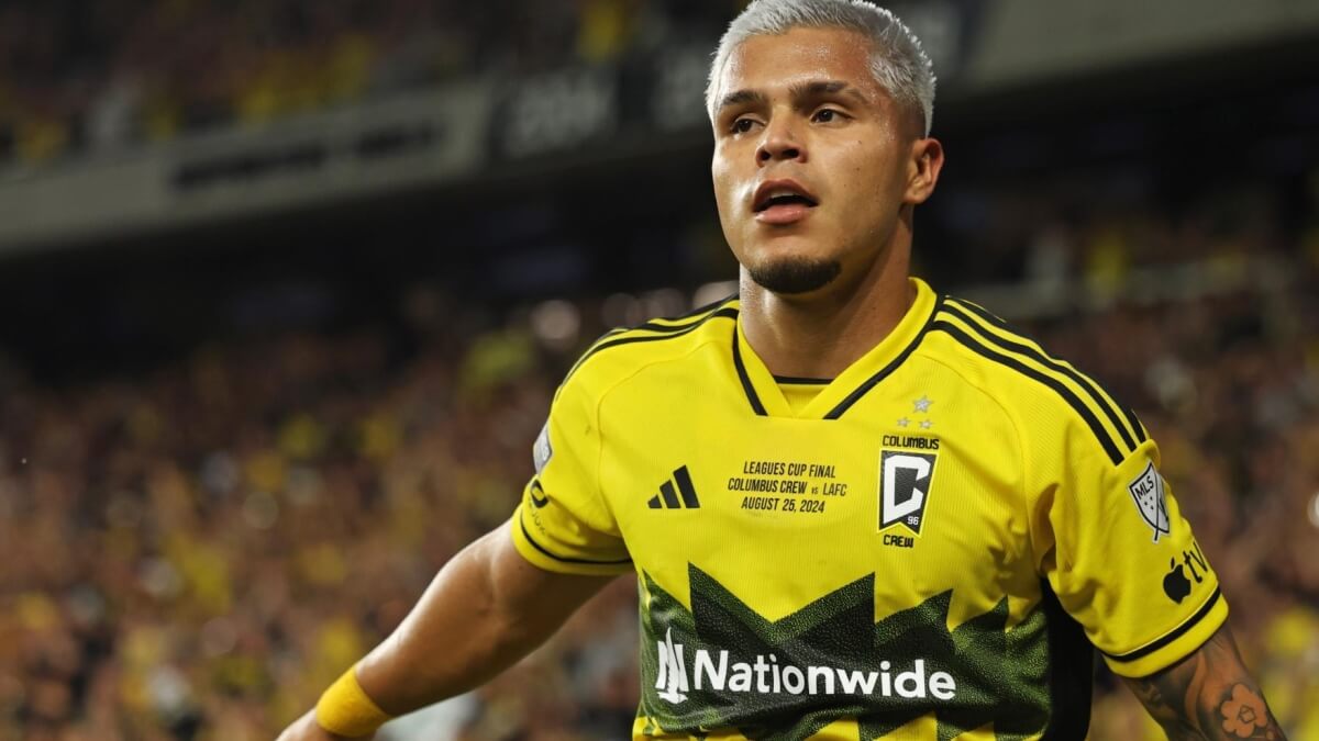 Cucho Hernández celebra un gol con Columbus Crew.