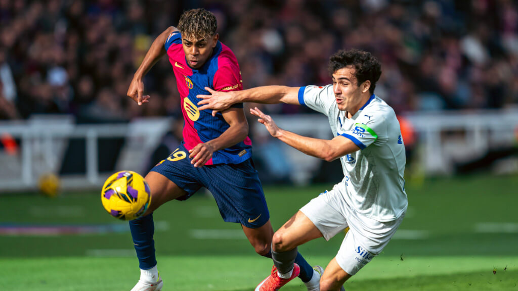 Lamine Yamal, ante Manu Sánchez, en el Barcelona - Alavés (foto: Cordon Press).