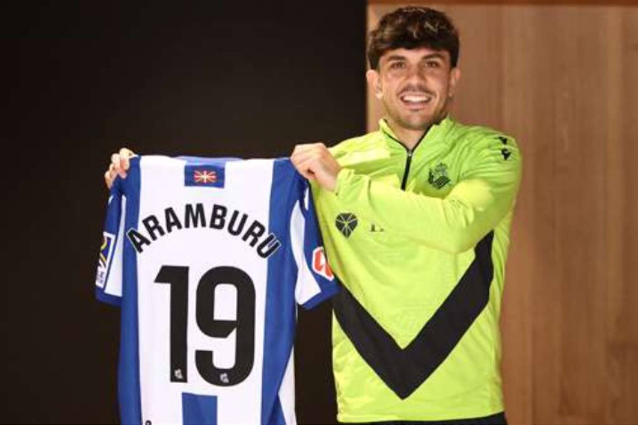 Jon Aramburu con su nuevo dorsal en la Real Sociedad (Foto: RS).