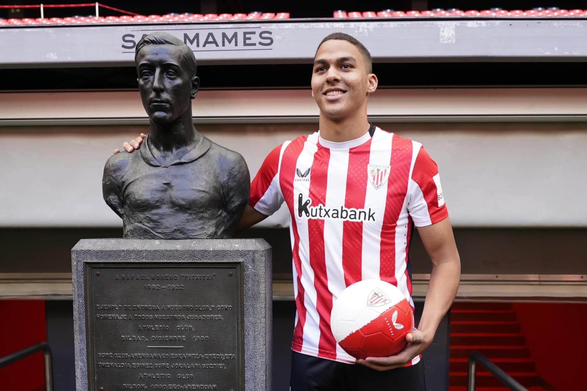 El recién fichado Maroan Sannadi posa ante el busto de Pichichi en San Mamés (Foto: Athletic Club