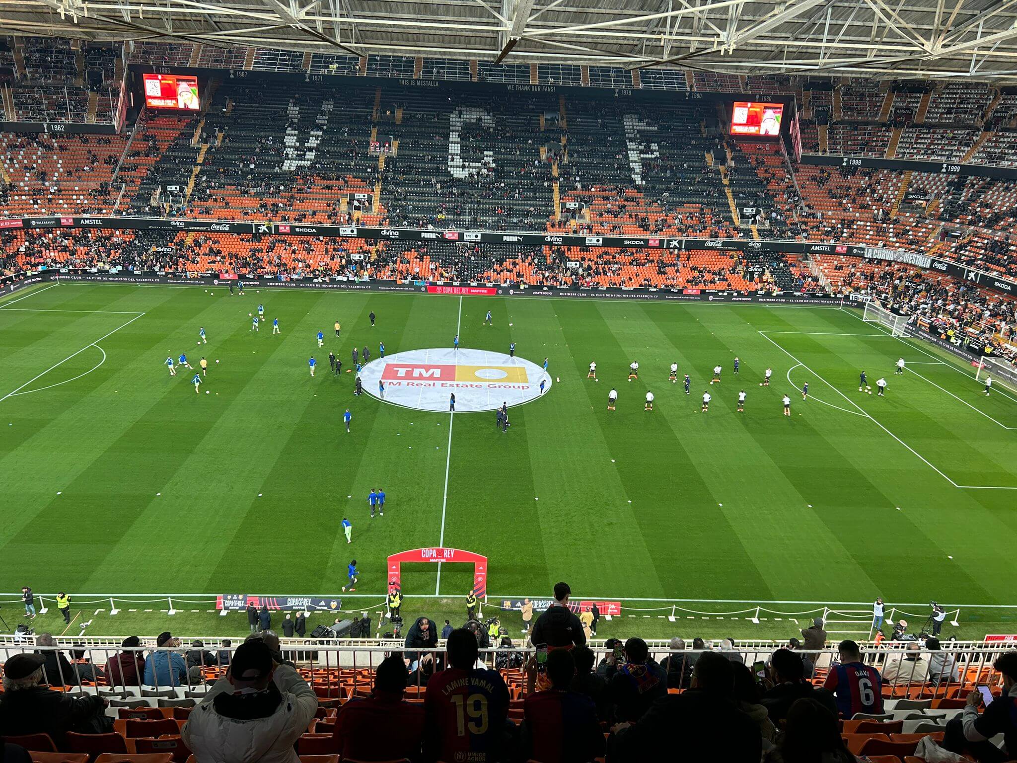 Calientan los equipos en Mestalla