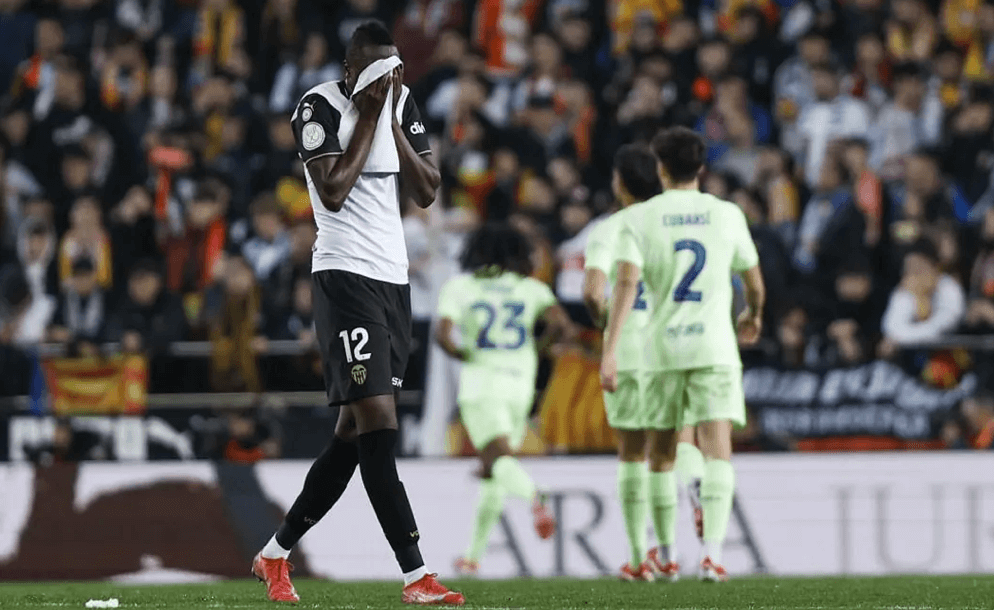 Sadiq Umar, ante el FC Barcelona (Foto: EFE).