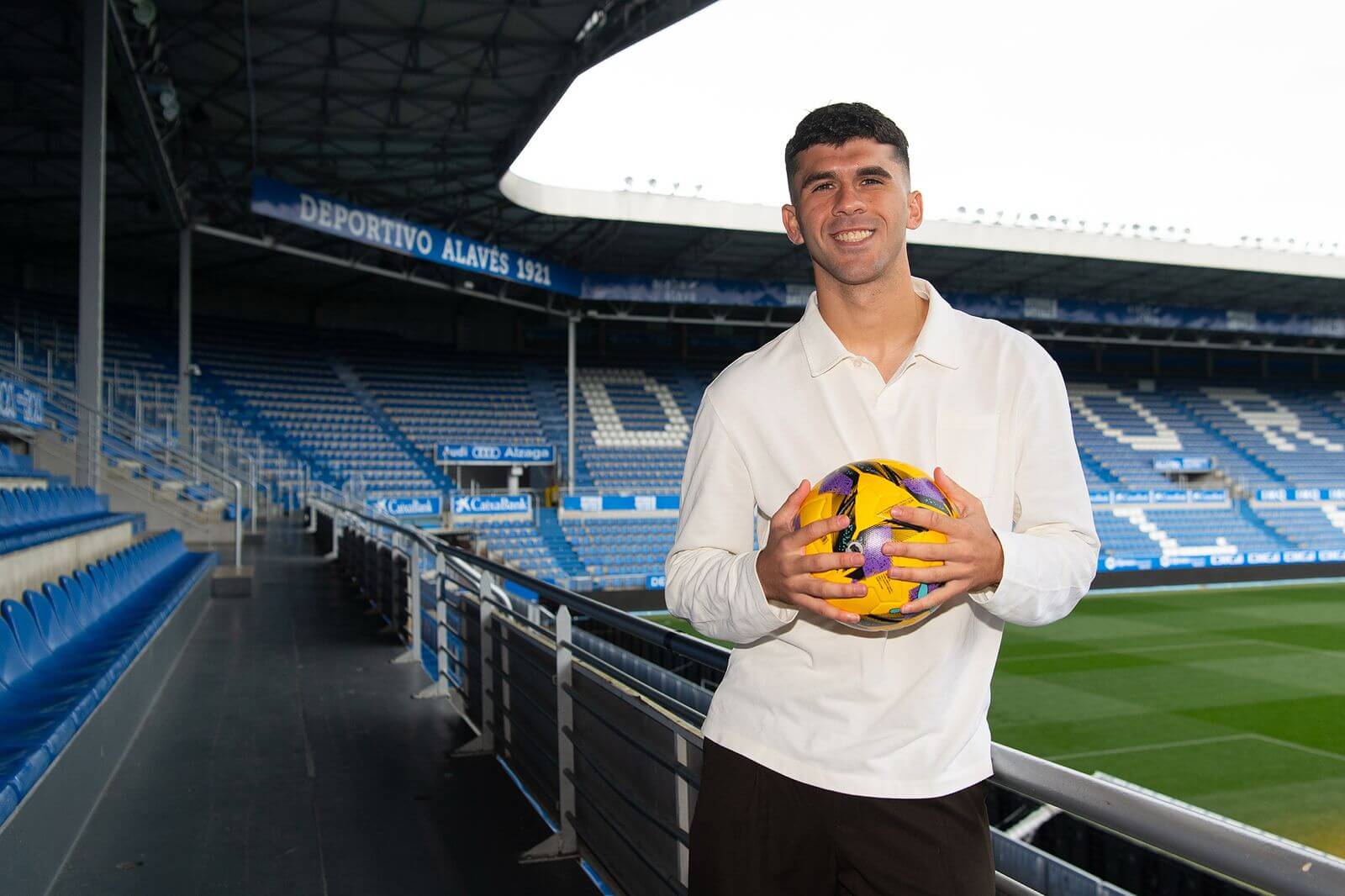 Carles Aleñá, en su presentación (Foto: Deportivo Alavés).