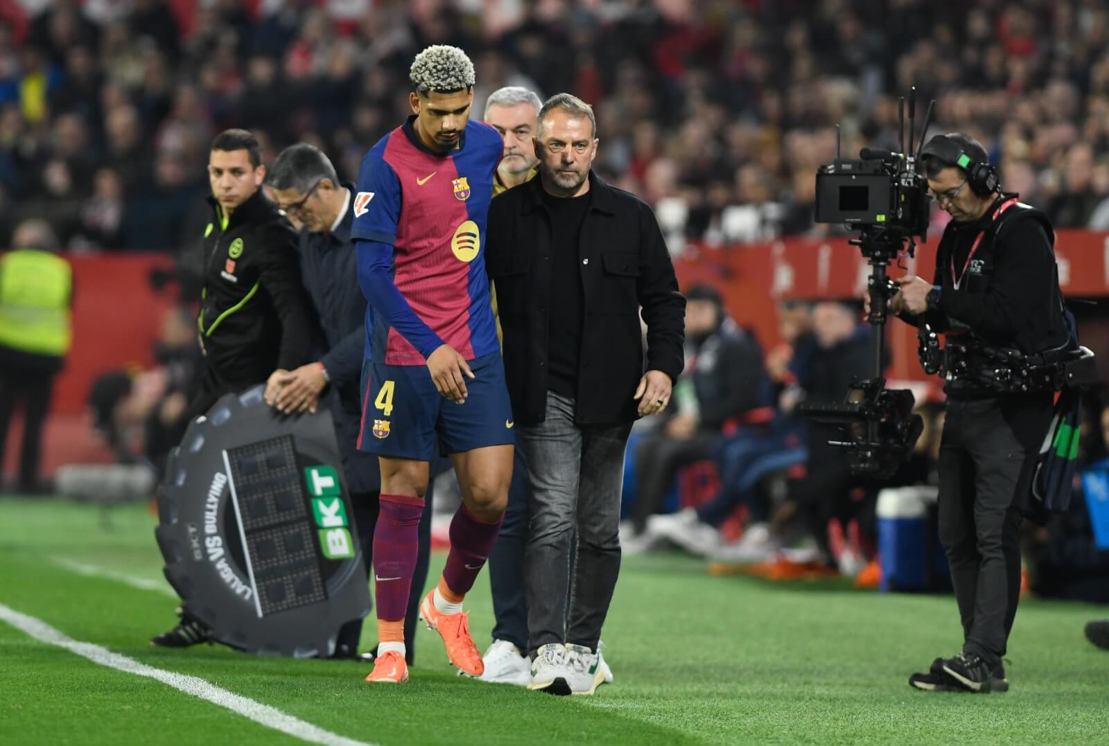 Araujo yéndose lesionado (foto: Kiko Hurtado).