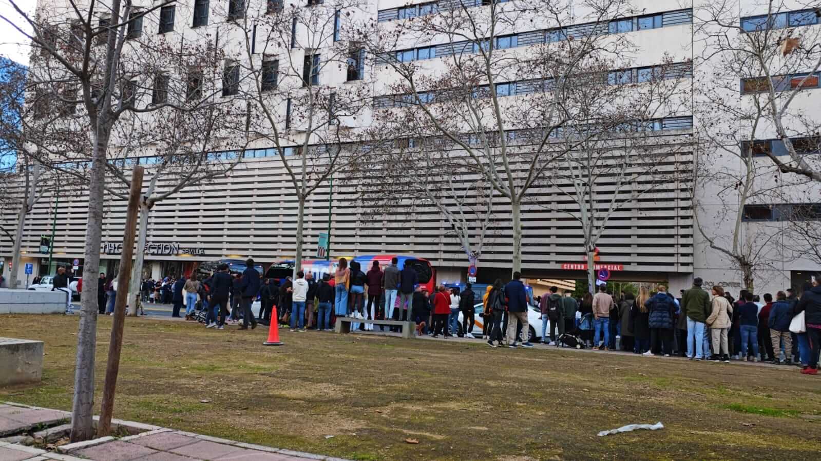 Aficionados esperando la salida del Barcelona