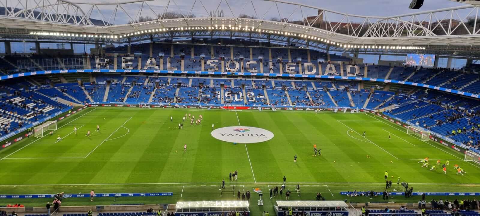 Real Sociedad y Espanyol calientan en el Reale Arena.