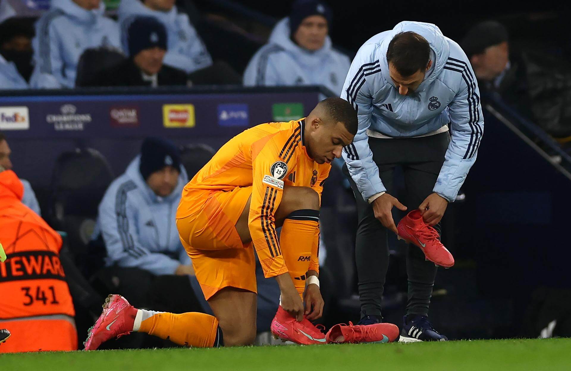 Kylian Mbappé cambiándose las botas contra el Manchester City (EFE)