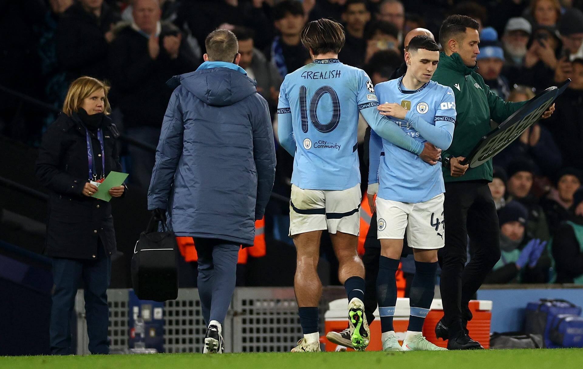 Grealish dejando su sitio a Phill Foden (EFE)