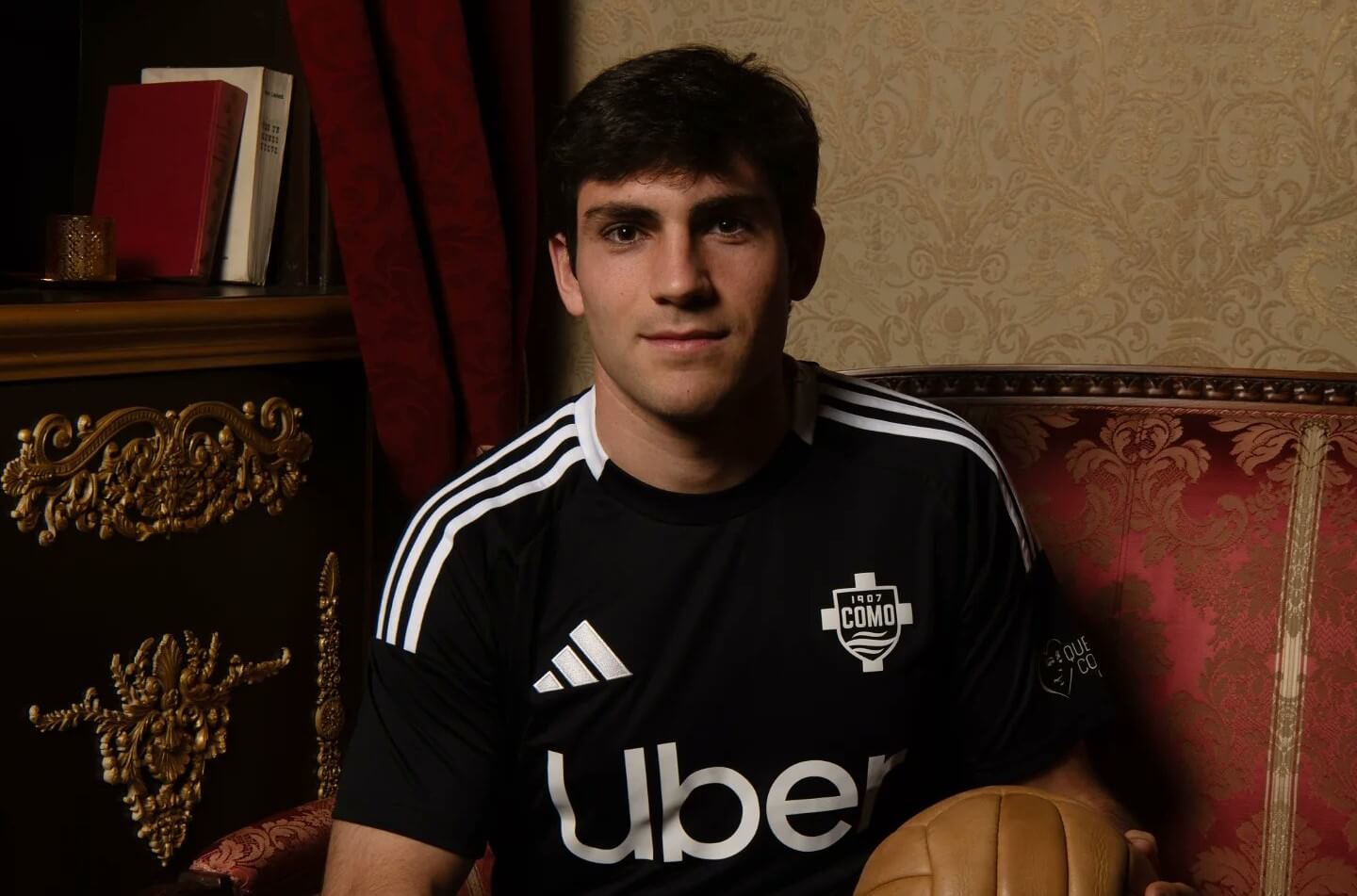 Iván Azón, tras su fichaje por el Como 1907 (Foto: X).