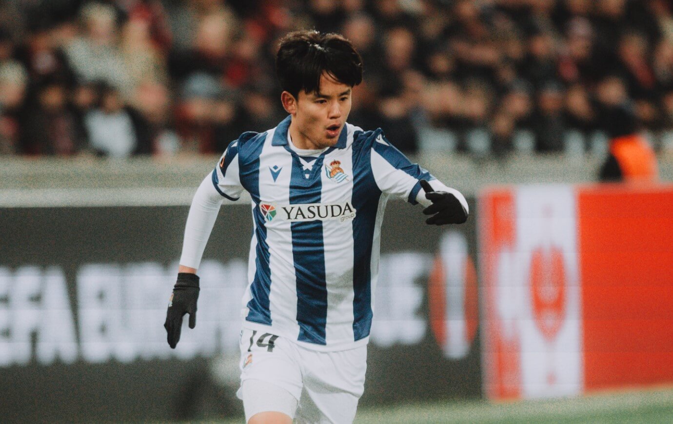 Take Kubo encara a la defensa en el Midtjylland-Real Sociedad (Foto: RSO).