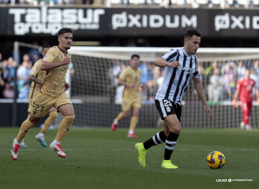 Chupete presiona a Kiko Olivas en el Cartagena-Málaga. (Foto: LALIGA)