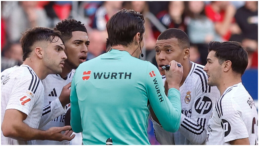 Los jugadores del Real Madrid hablando con Munuera Montero tras la expulsión a Bellingham. (Foto: 