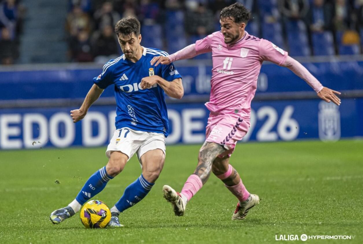 César de la Hoz da un pase durante el Real Oviedo-Eldense (Foto: LALIGA).