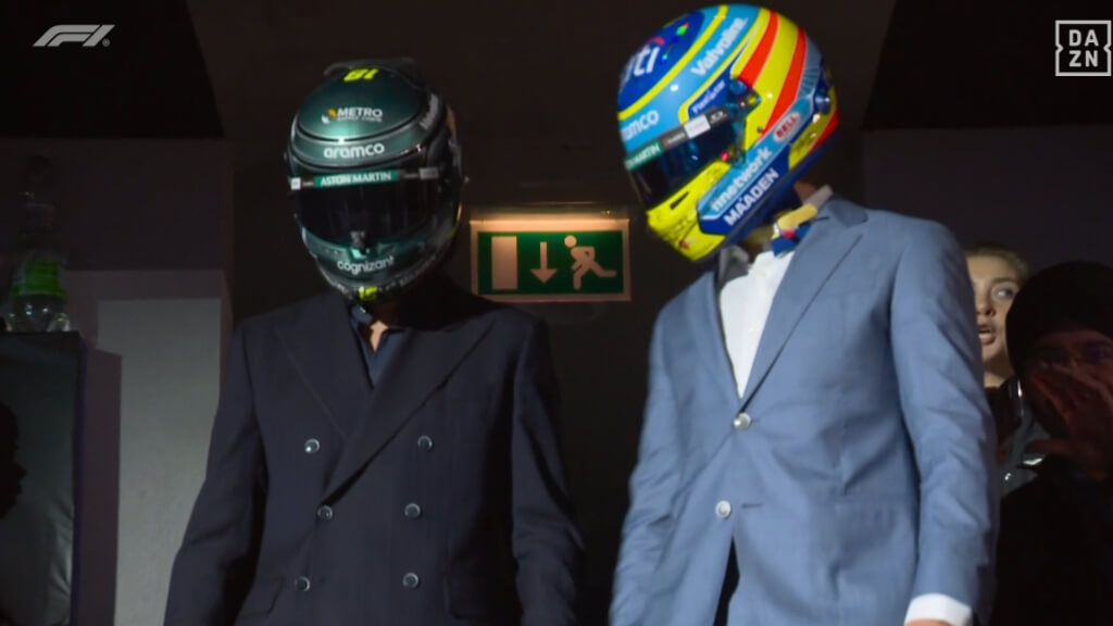 Lance Stroll y Fernando Alonso aparecen con sus cascos (captura DAZN)