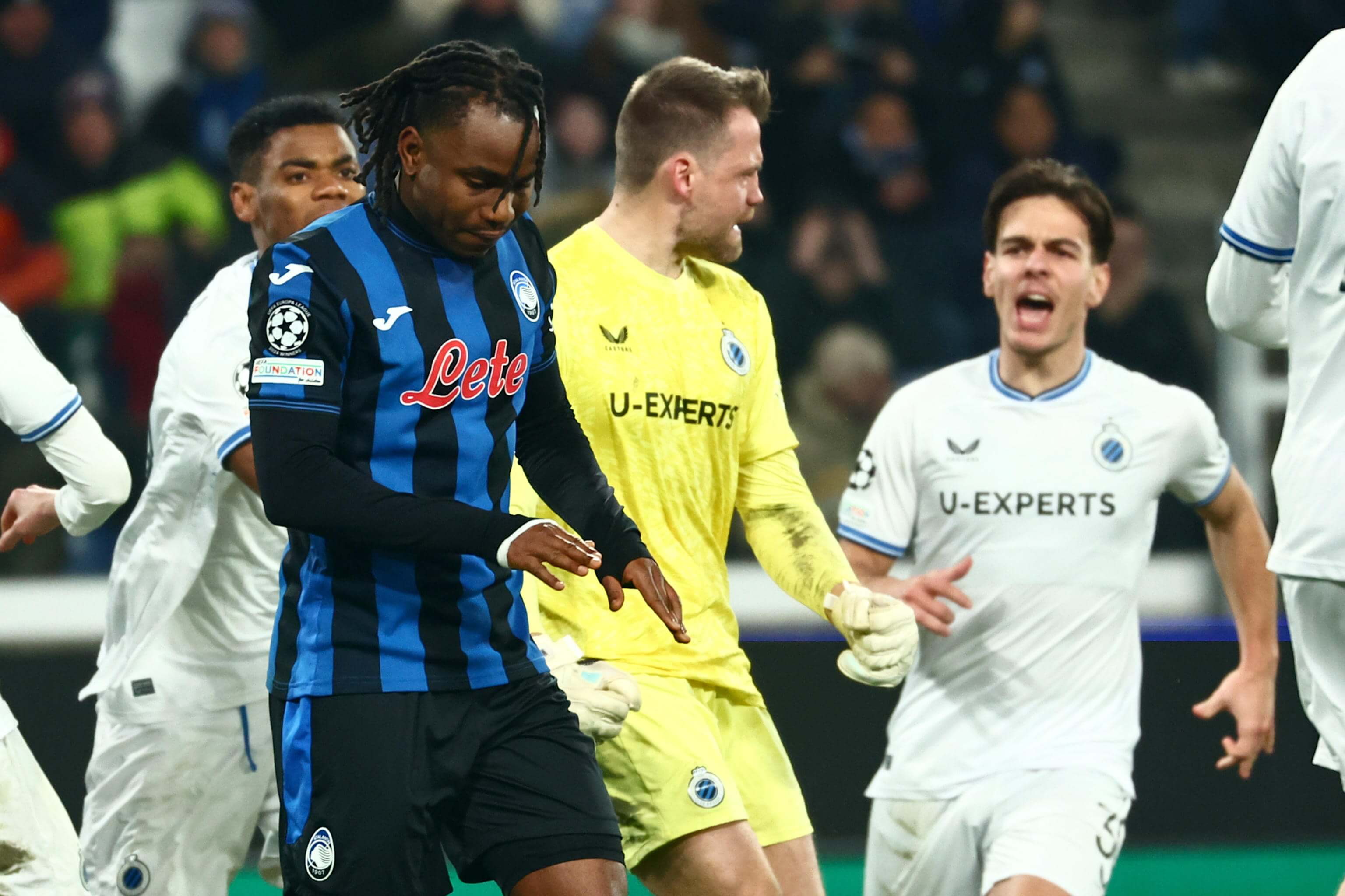 Mignolet, tras detener el penalti de Lookman (Foto: EFE).