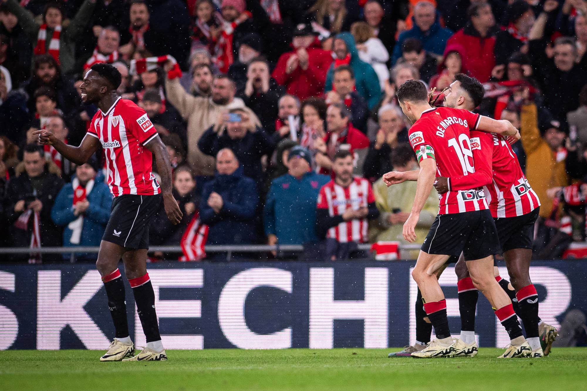 Iñaki Williams celebrando un gol con Óscar de Marcos (Foto: Cordon Press).