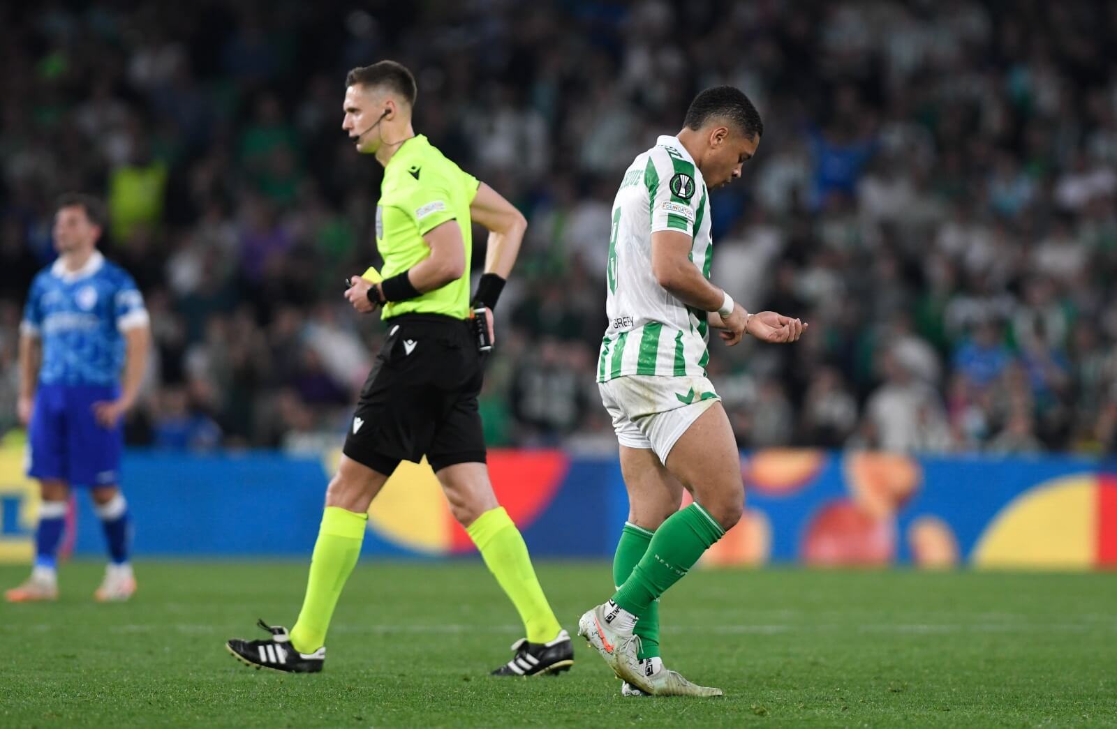 Vitor Roque, expulsado en el Betis-Gent (Foto: Kiko Hurtado).