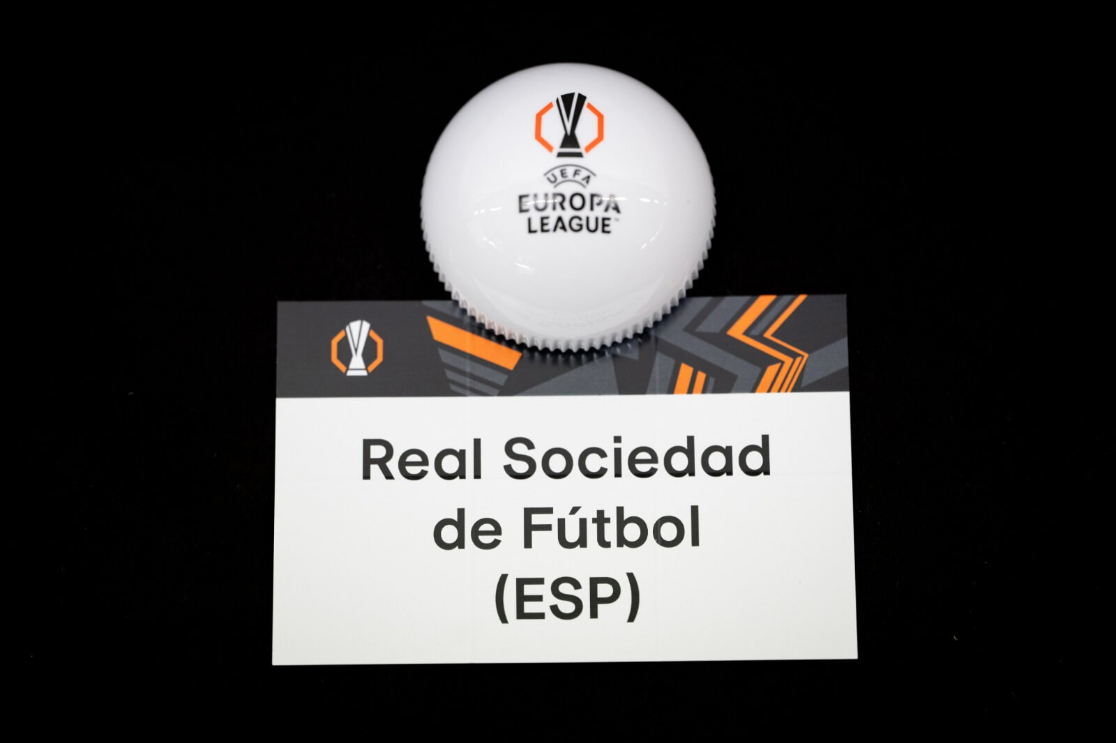 Bola txuri urdin en el sorteo de octavos de la UEL. (Foto: Real Sociedad)