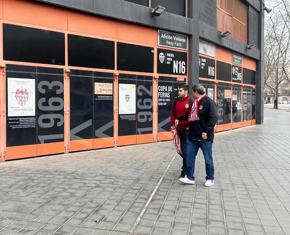 Aficionados de ambos equipos en Mestalla