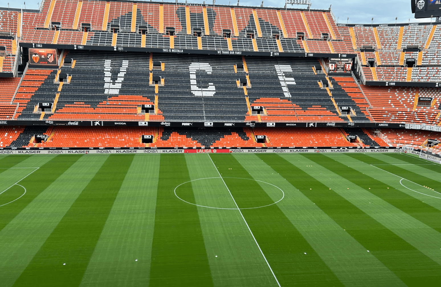 Aficionados de ambos equipos en Mestalla