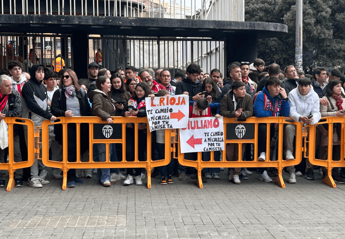 Aficionados de ambos equipos en Mestalla