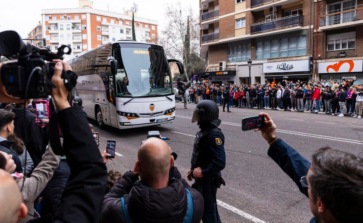 Autobús del Valencia CF llegando a Mestalla