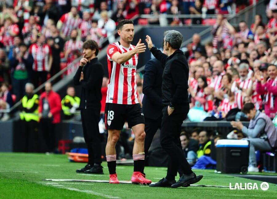 Óscar de Marcos saluda a Ernesto Valverde en San Mamés. (Foto: LALIGA)