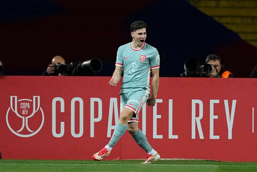 Julián celebra en Montjuic. (Foto:EFE)