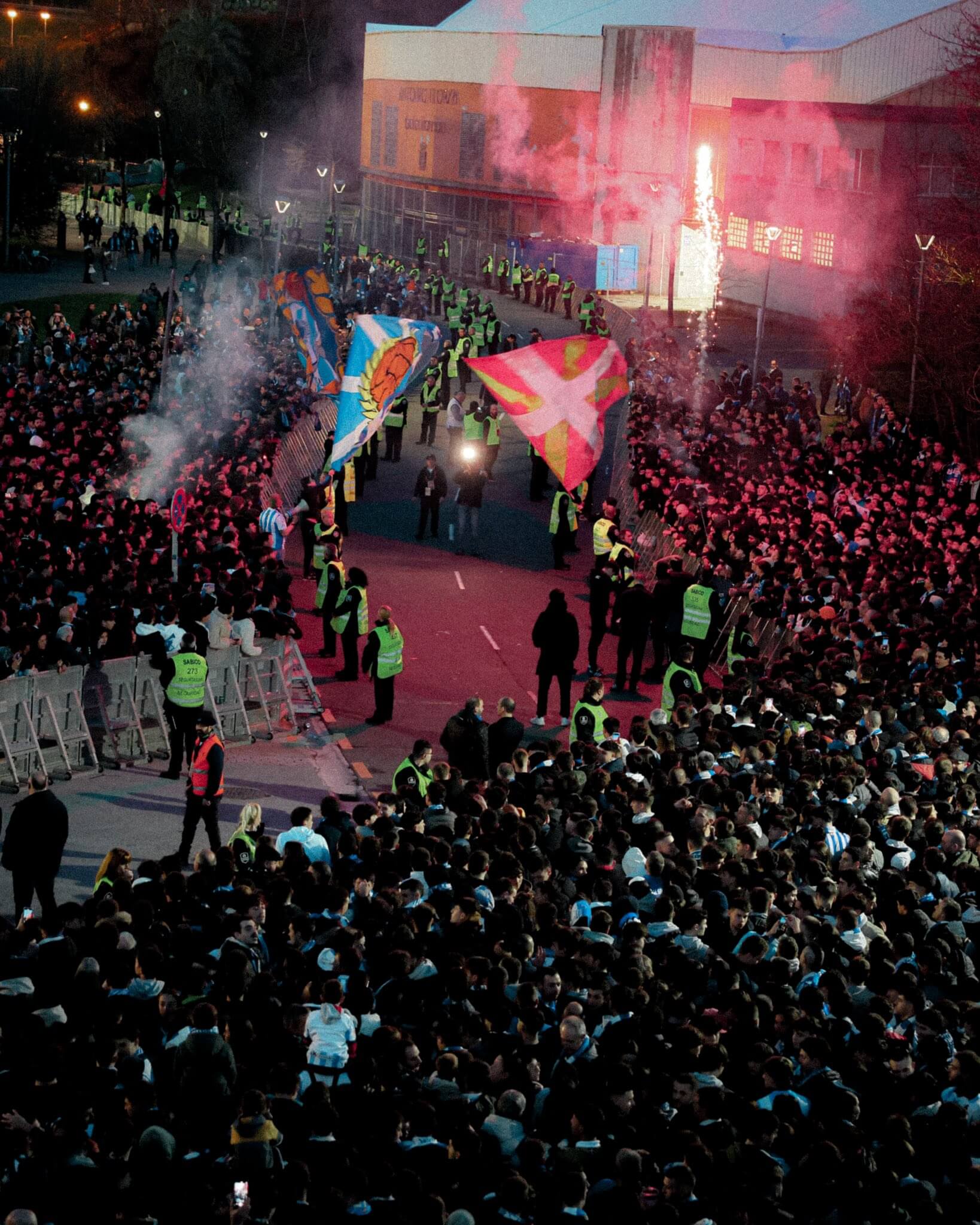 Ambientazo en los alrededores del Reale Arena (Foto: X)