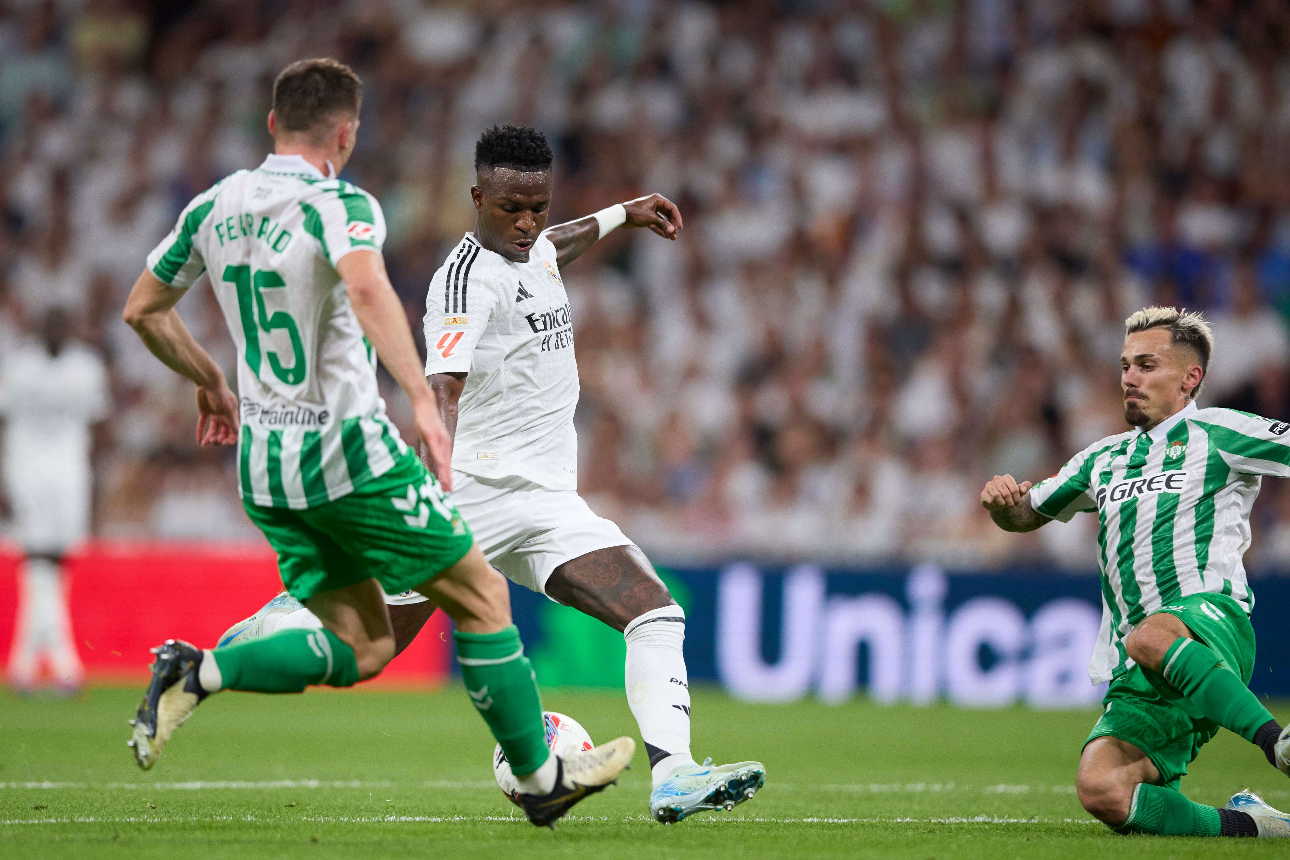 Vinicius y Perraud durante un acción del partido (Foto: Cordon Press)