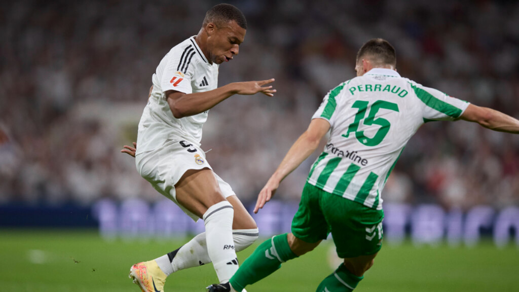 Mbappé en una acción con Perraud (Foto: Cordon Press)