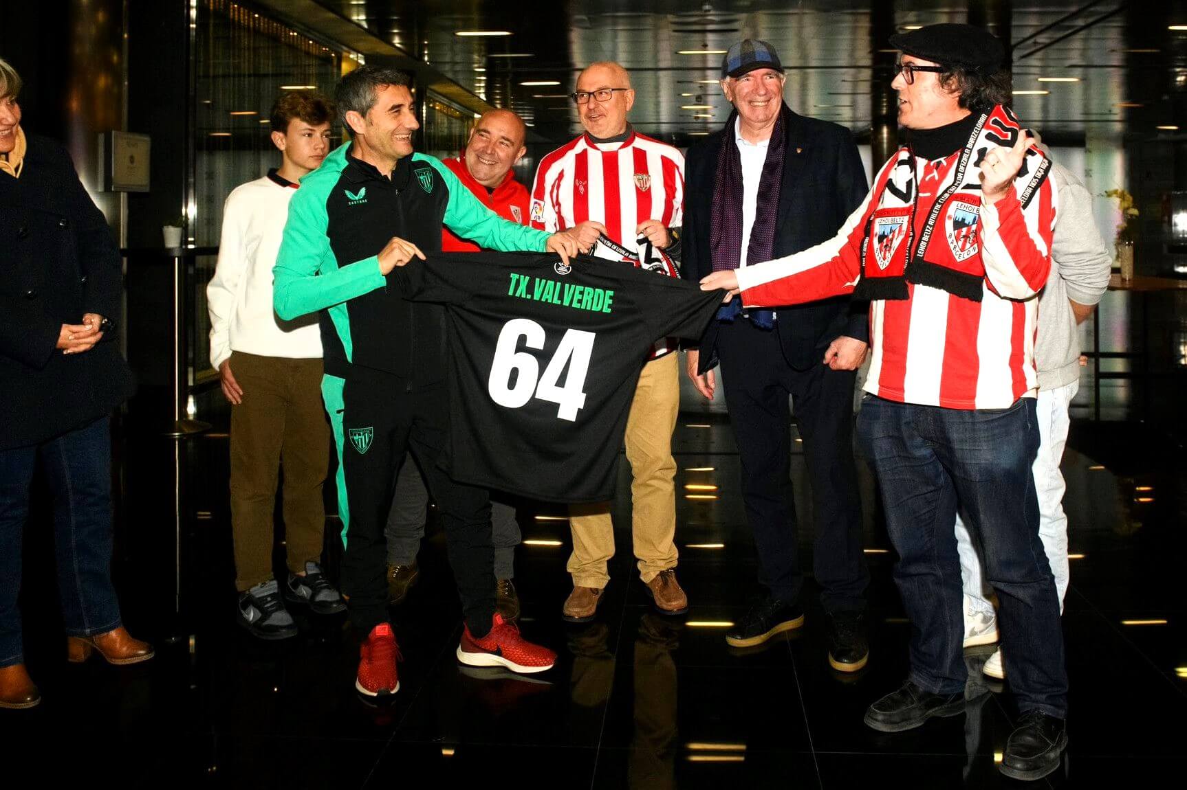 Ernesto Valverde e Iribar con las Peñas rojiblancas (Foto: Athletic Club).