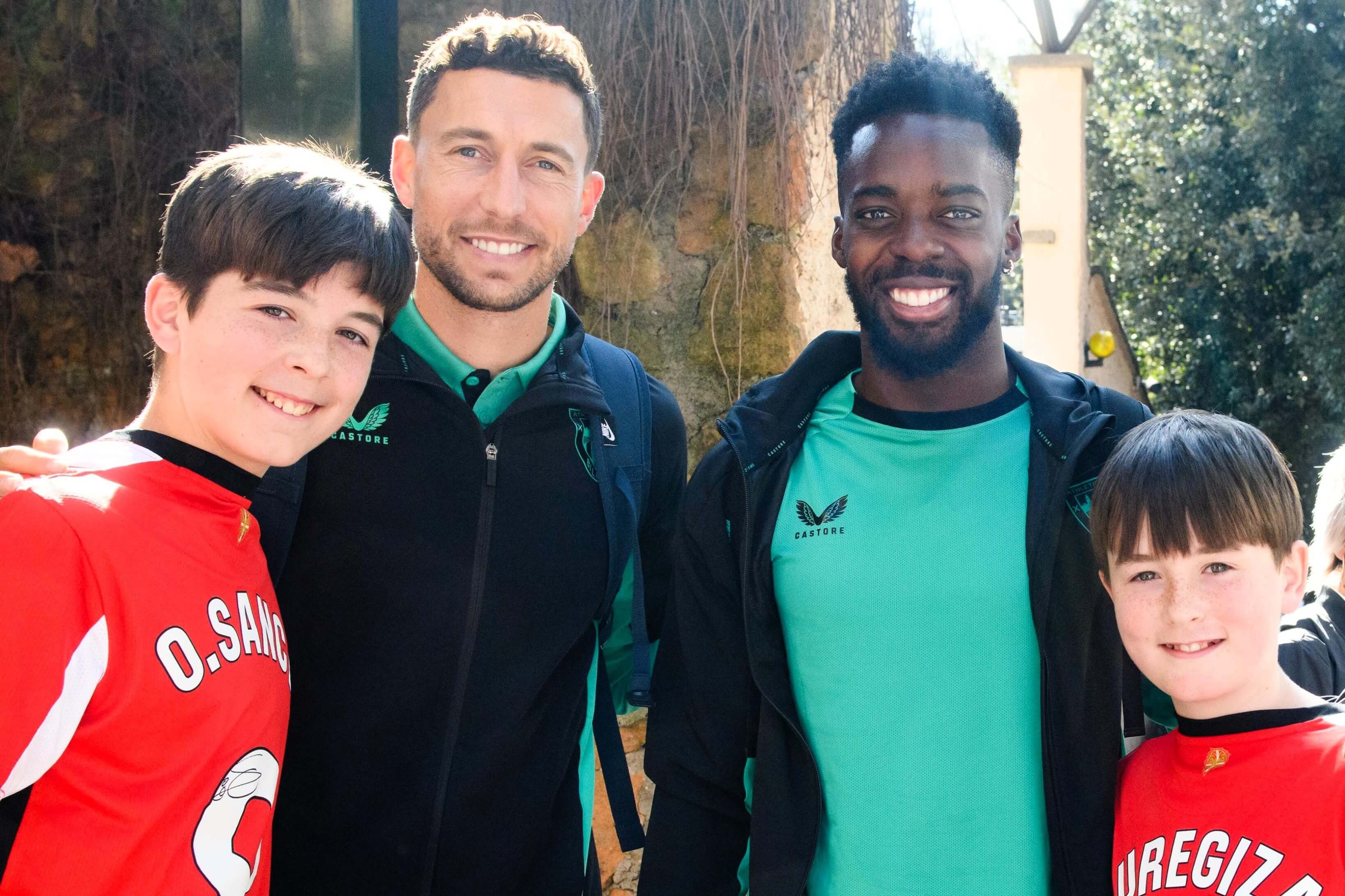 Los capitanes De Marcos e Iñaki Williams, con jóvenes aficionados en Roma (Foto: Athletic Club).