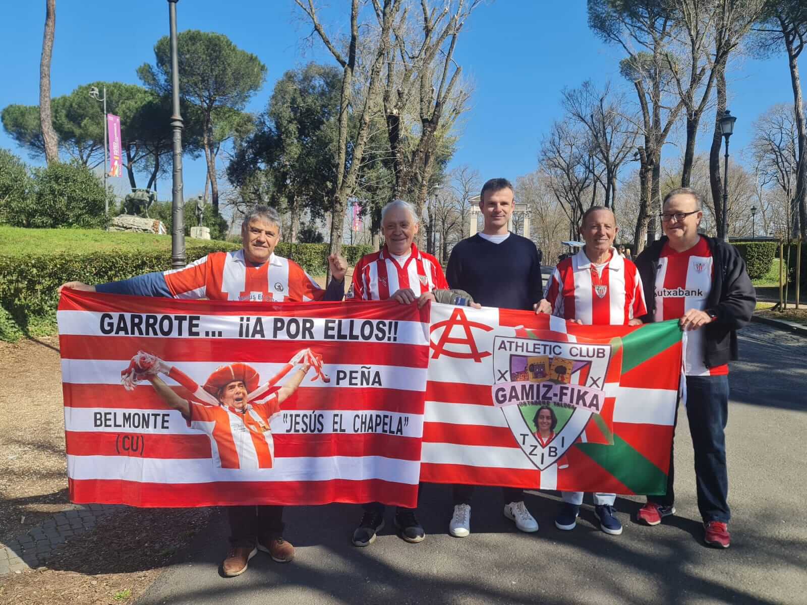 El presidente Jon Uriarte, con aficionados del Athletic Club en Roma (Foto: ElDesmarque).