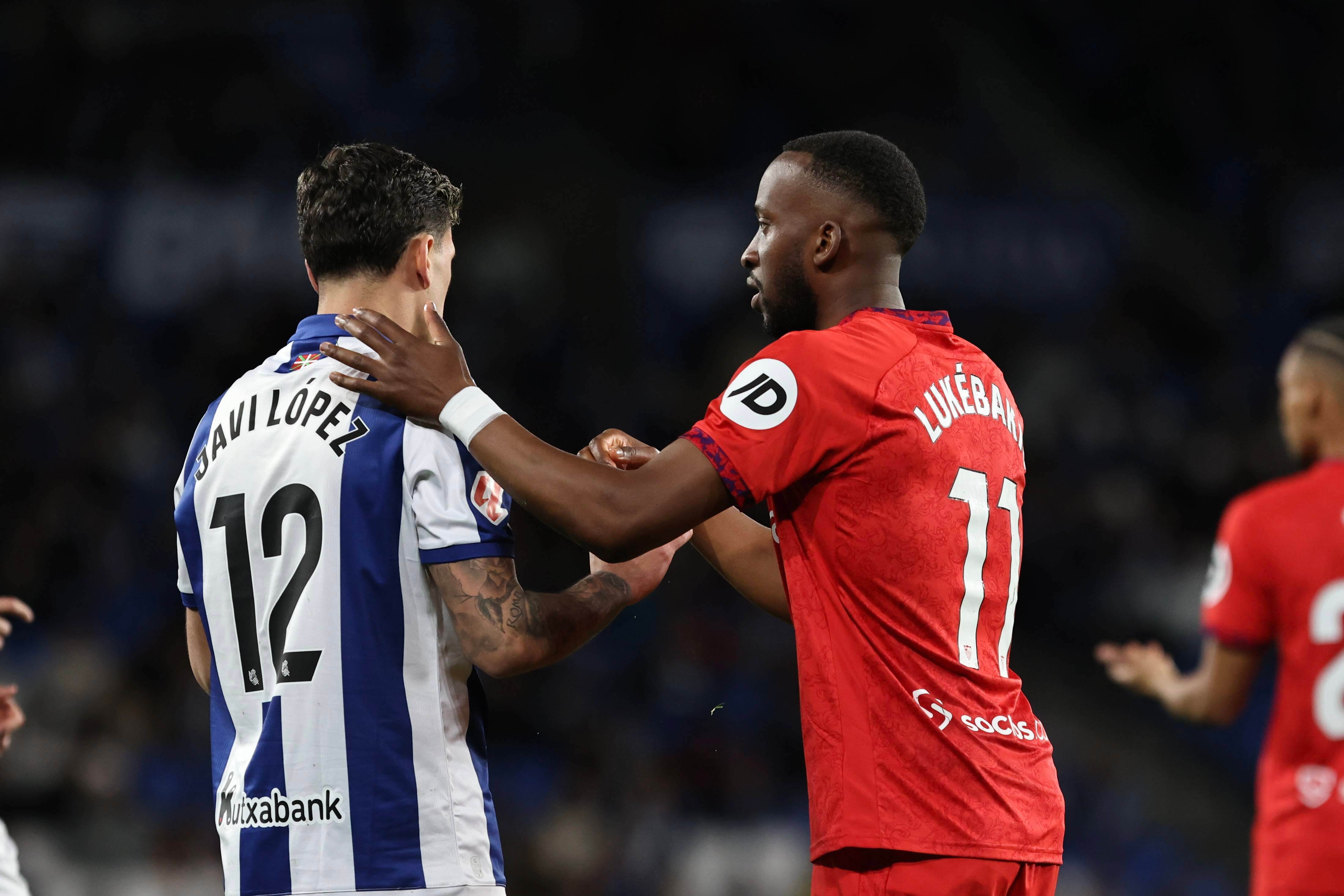 Javi López y Lukebakio, en el Real Sociedad-Sevilla (Foto: Cordon Press).