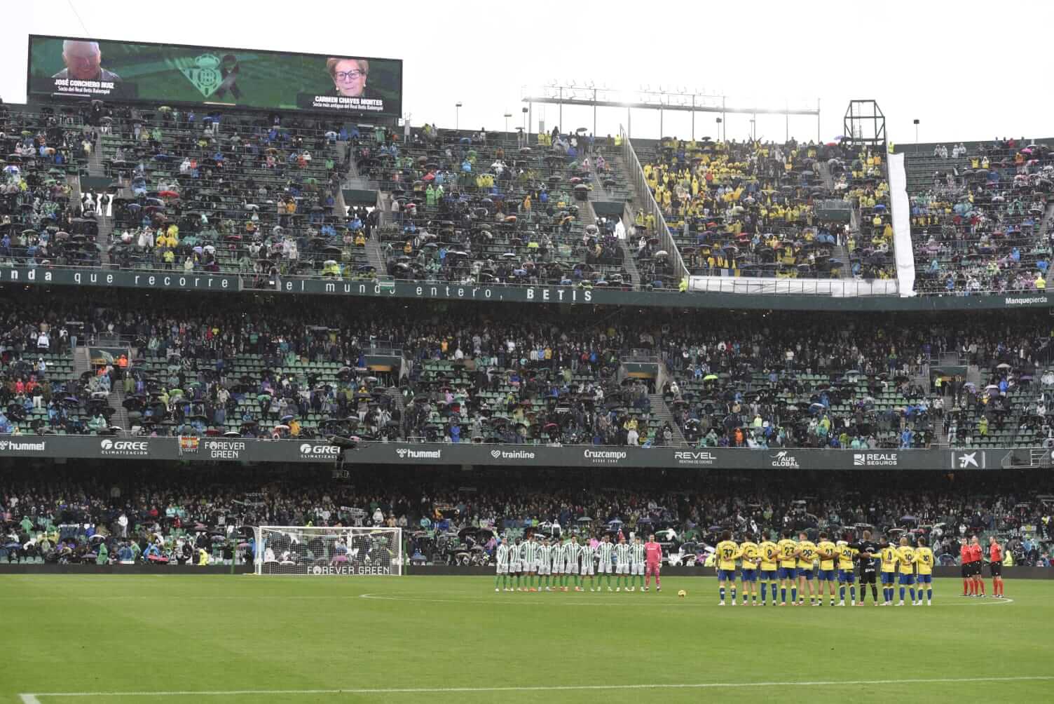 Minuto de silencio previo al Betis - Las Palmas (Foto: Kiko Hurtado). 