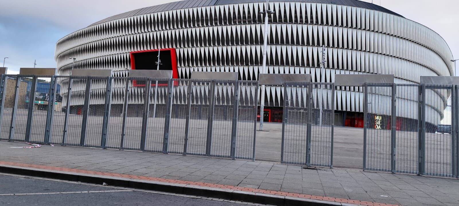 Montaje de vallas en la explanada de San Mamés para el Athletic-Roma (Foto: ElDesmarque).