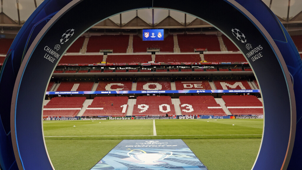 Puerta por la que pasarán los jugadores del Atlético y Real MAdrid antes del partido (foto: Atlet