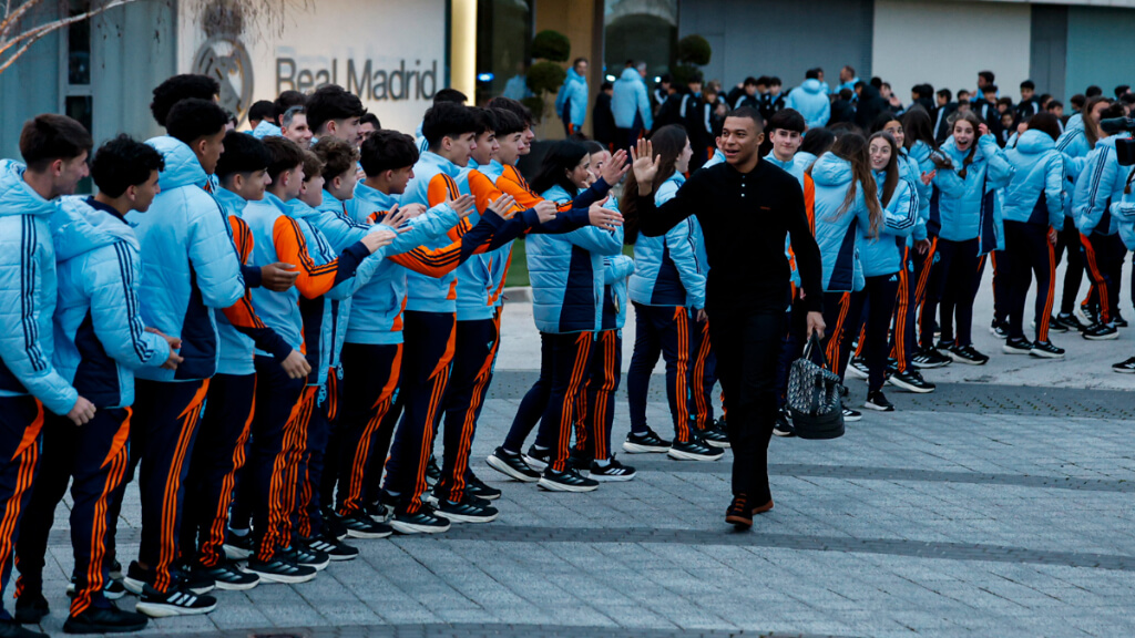 Kylian Mbappé saluda a jugadores de la cantera antes de salir al Metropolitano (foto: Real MAdrid 