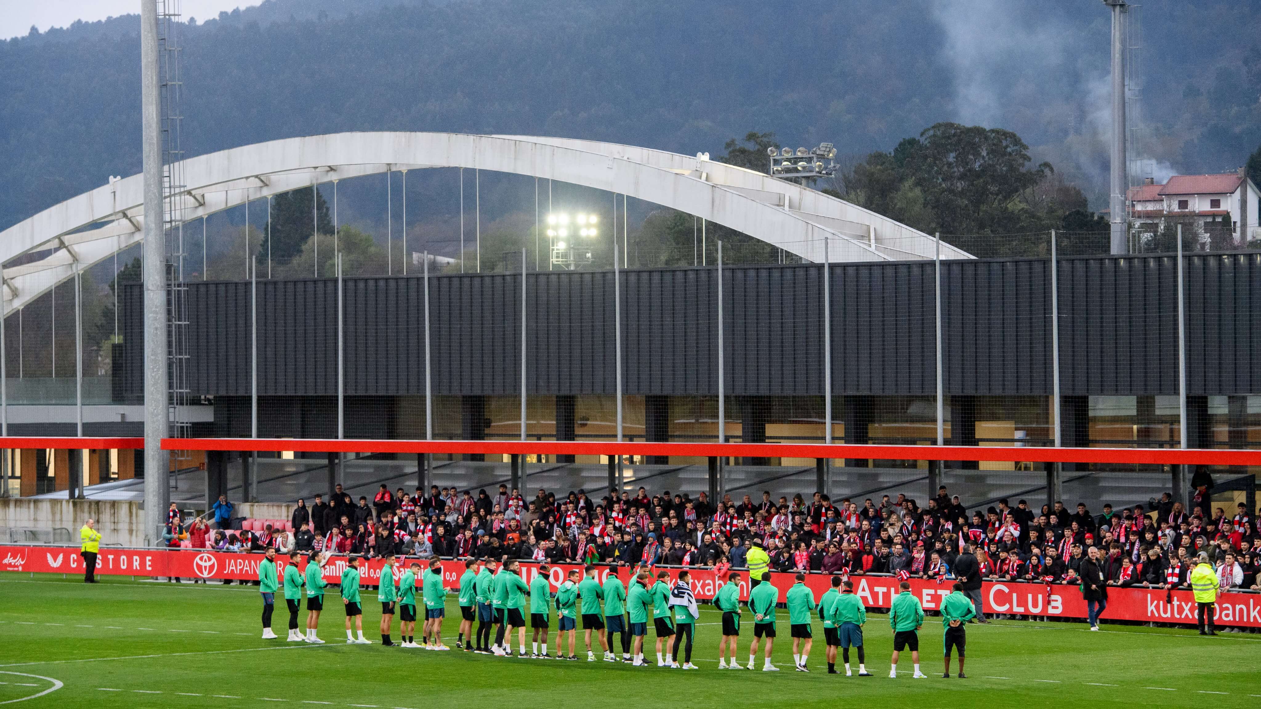 La afición acudió a Lezama a animar antes del partido con la Roma (Foto: Athletic Club).