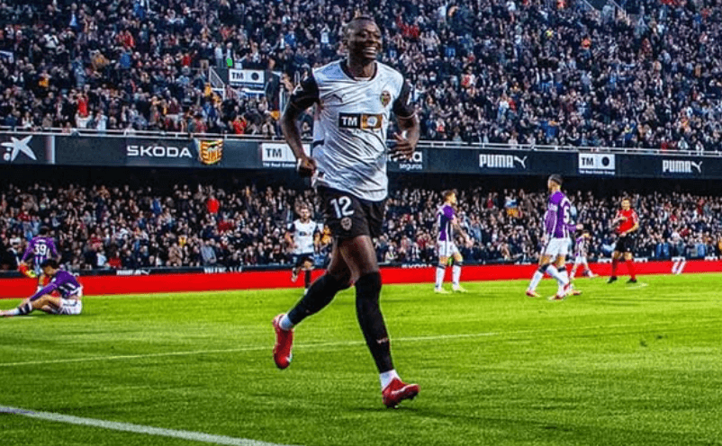 Sadiq celebra un gol en Mestalla