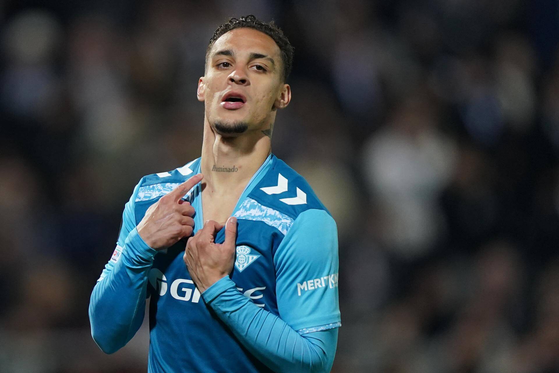 Antony, celebrando su gol ante el Vitoria Guimaraes (Foto: EFE).