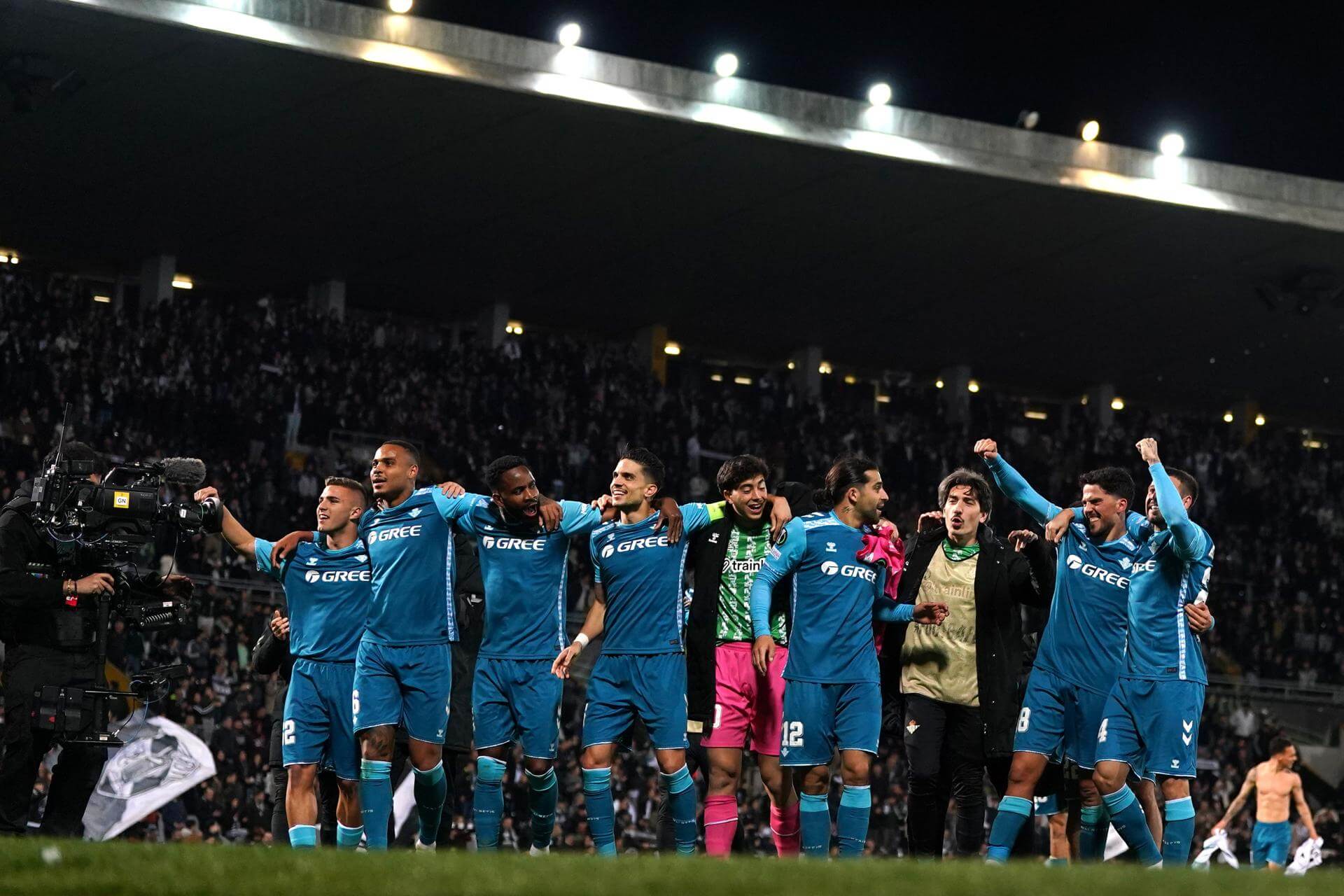 Los jugadores del Real Betis celebran el pase con los aficionados desplazados a Guimares (FOTO: EFE