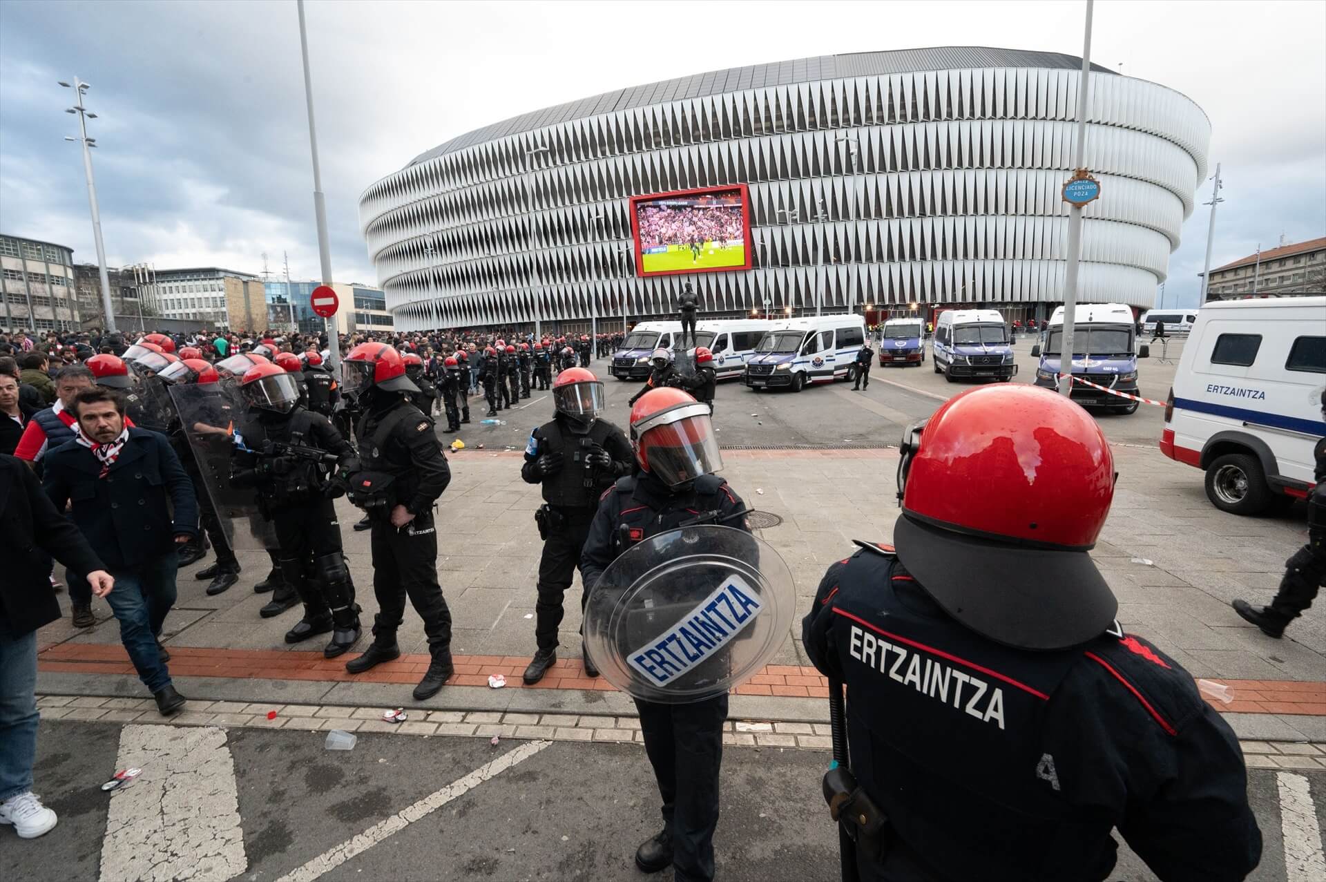 La Ertzaintza en los alrededores de San Mamés antes del Athletic-Roma (FOTO: Europa Press).