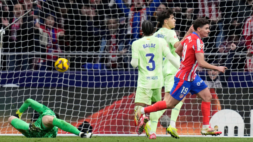 Julián Álvarez marcando el 1-0 ante el Barça (Cordon Press)