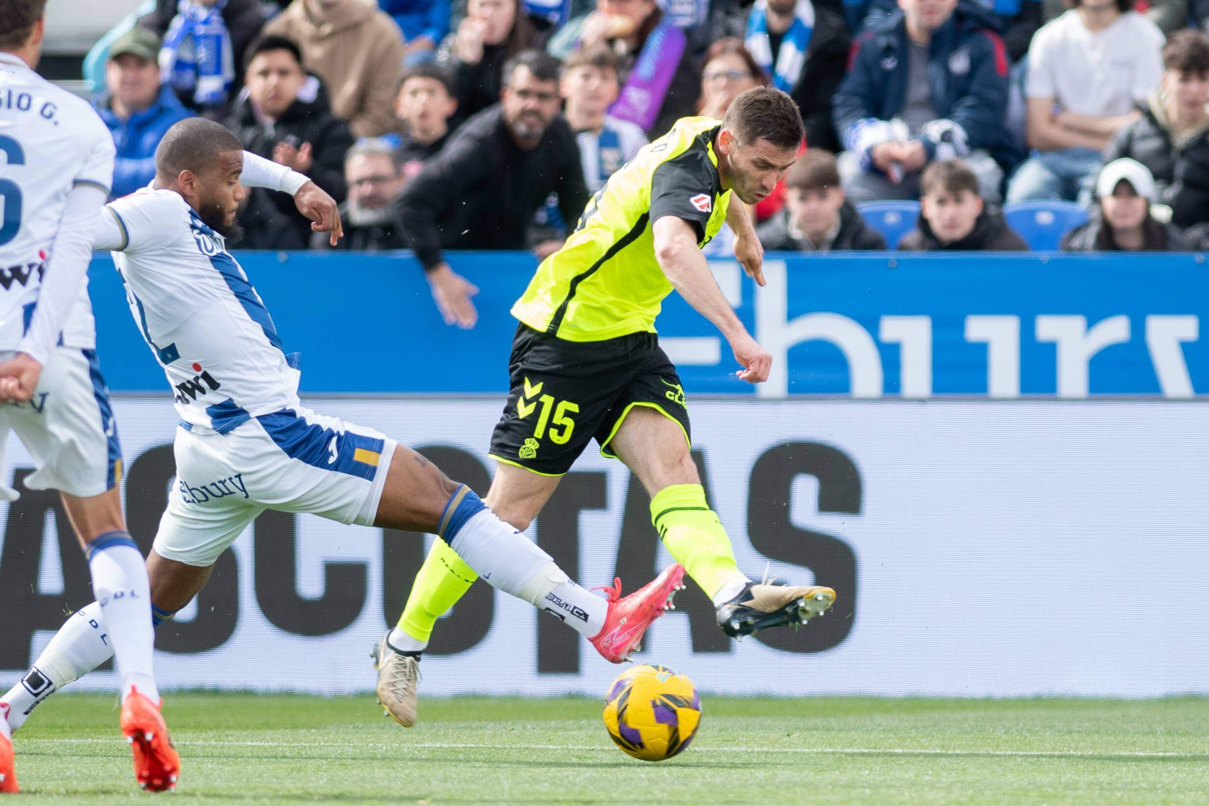 Romain Perraud golpea delante de Valentin Rosier en el Leganés-Betis (Foto: Cordon Press).