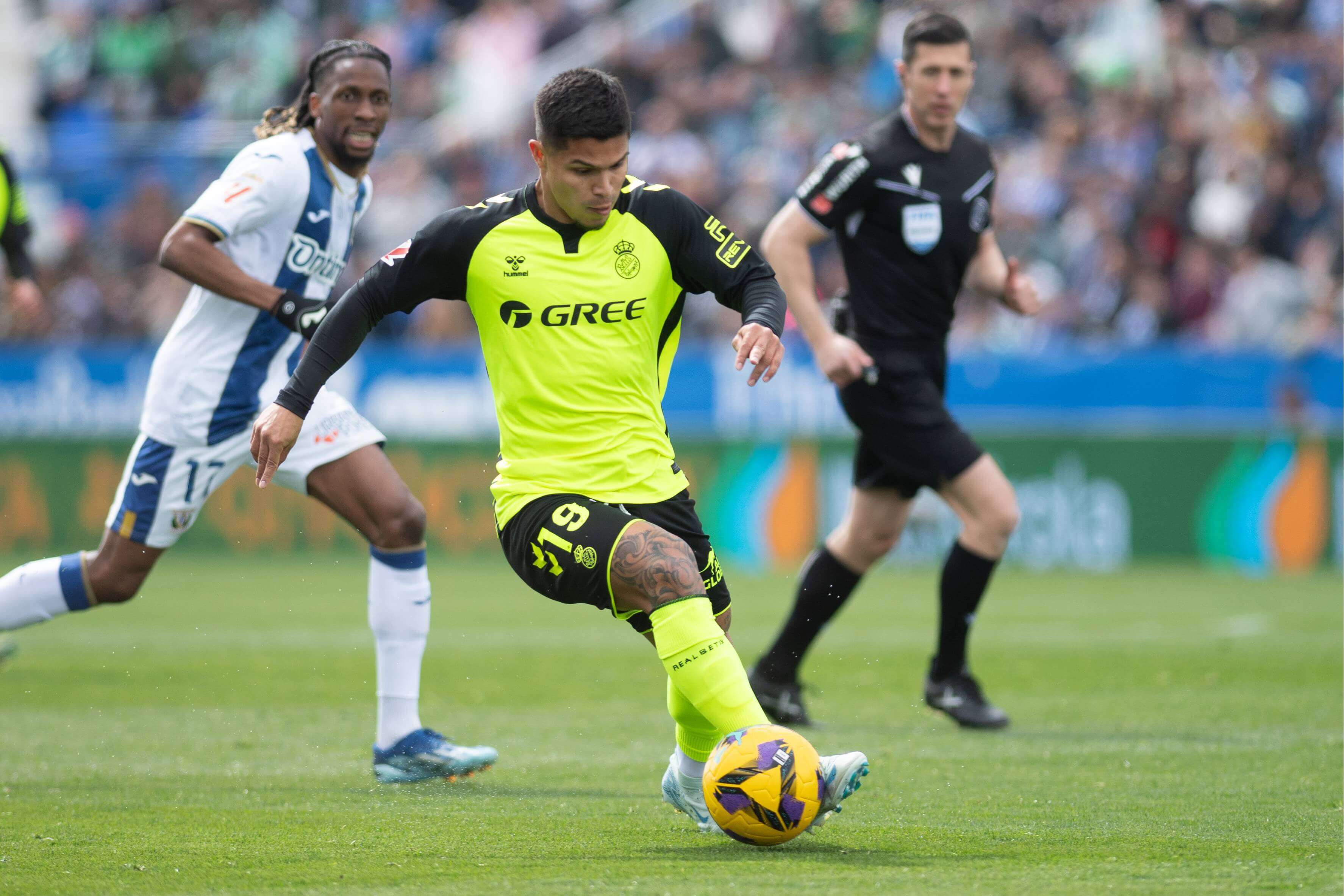 El Cucho Hernández conduce el balón en el Leganés-Betis (Foto: Cordon Press).