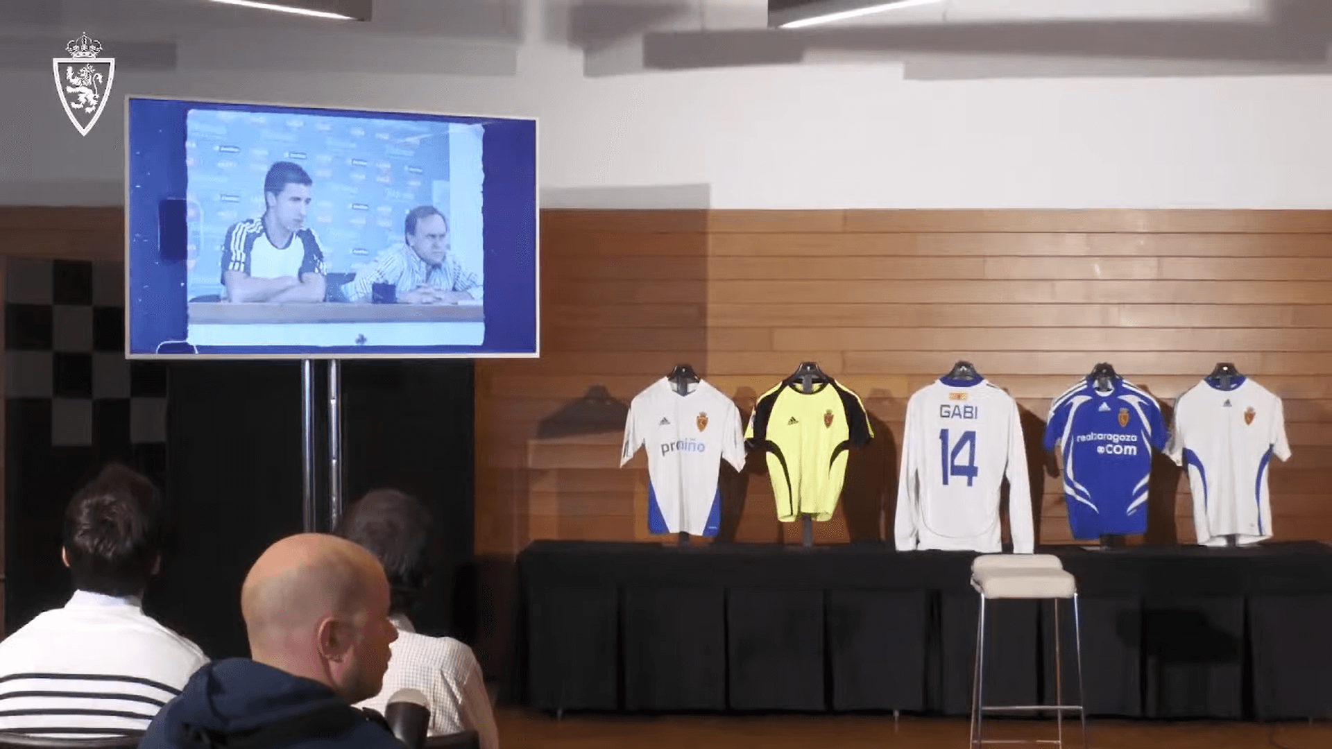 Detalle en la presentación de Gabi. (Foto: Real Zaragoza)